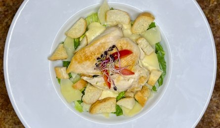 Caesar salát s kuřecím masem, parmazán, krutony