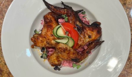 Hanácký salát, pikantní křidélka, pečivo