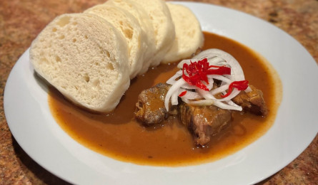 Hovězí guláš, knedlík