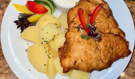 Kuřecí řízek v pivním těstíčku, brambory, tatarka