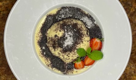 Kynutý povidlový knedlík s mákem a vanilkovým krémem