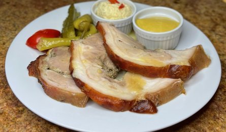 Pečené koleno s křenem a hořčicí, pečivo