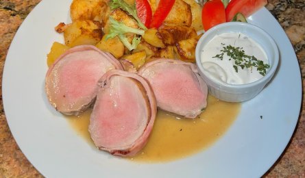 Vepřová panenka ve slaninovém kabátku, sedlácké brambory, pepřový dip