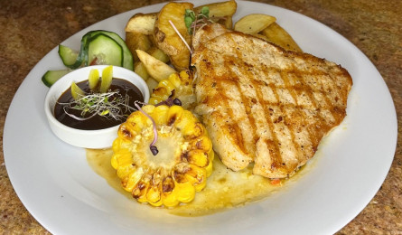 Vepřový plátek s grilovanou kukuřicí, opékané brambory, barbecue