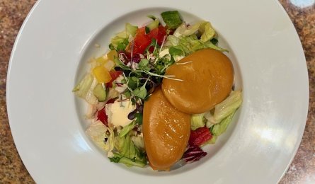 Zeleninový salát s grilovaným oštěpkem, bagetka